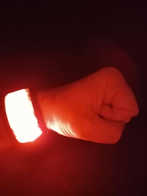 Svítící náramek CLAP červený široký 4 cm